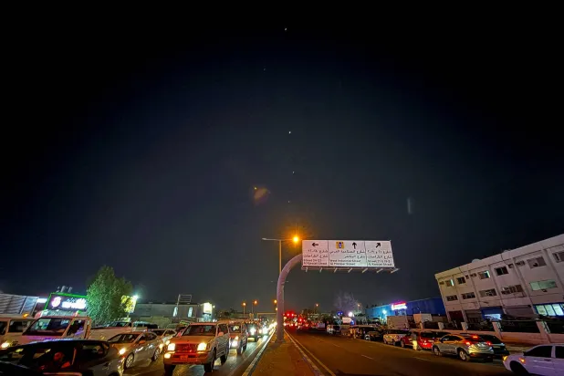 صاروخ اعتراضي يضيء في مساء الدوحة خلال انطلاقه للتصدي لصواريخ أطلقت من إيران باتجاه قاعدة العديد (رويترز)