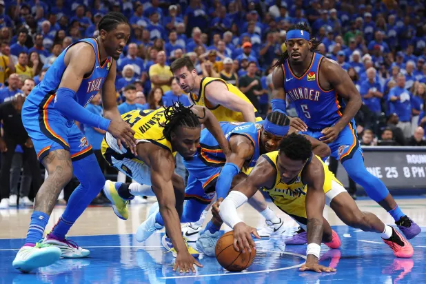 من نهائي البطولة الذي جرى بين أوكلاهوما سيتي ثاندر وإنديانا بيسرز (أ.ف.ب)