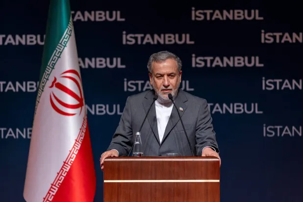 وزير الخارجية الإيراني عباس عراقجي خلال مؤتمر صحافي في إسطنبول على هامش اجتماع وزراء خارجية منظمة التعاون الإسلامي (أرشيفية - رويترز)