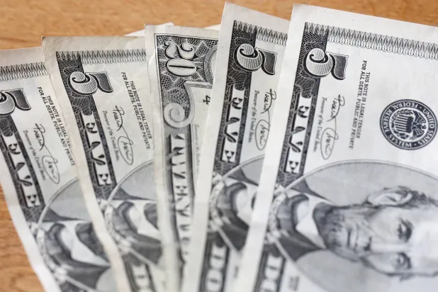 أوراق نقدية من الدولار الأميركي (د.ب.أ)