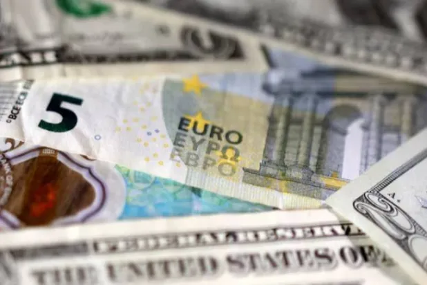 أوراق نقدية من اليورو والدولار في صورة توضيحية (رويترز) 