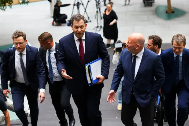 وزير المالية الألماني لارس كلينغبيل يصل إلى مؤتمر صحافي في برلين لعرض مشروع موازنة عام 2025 (رويترز)
