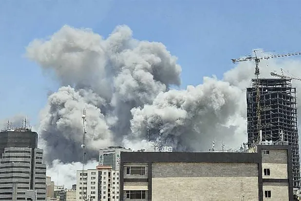 صورة منشورة على وسائل التواصل الاجتماعي تظهر دخاناً فوق طهران جراء غارة إسرائيلية الاثنين (أ.ف.ب)