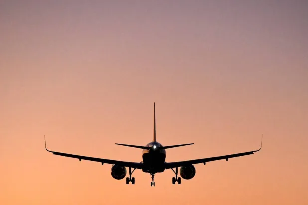 طائرة ركاب تهبط بمطار هيثرو في لندن (رويترز)