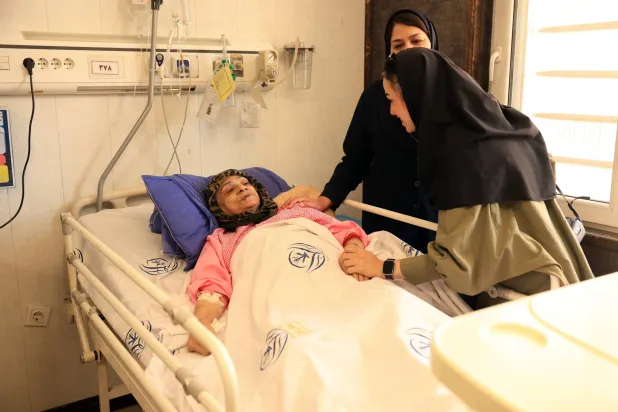 جريحة في أحد مستشفيات طهران (إ.ب.أ)