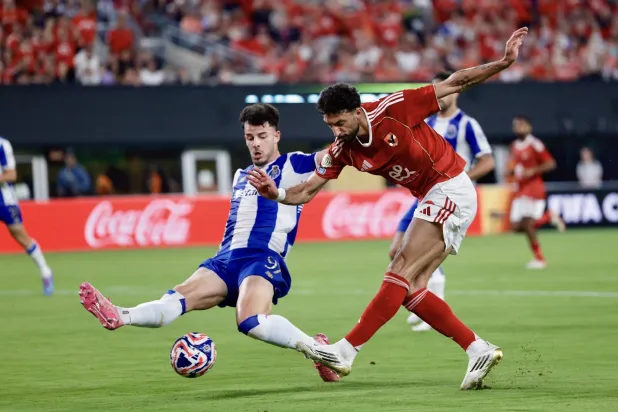 وسام أبو علي مهاجم الأهلي لحظة إحرازه الهدف الأول لفريقه (صفحة الأهلي على «فيسبوك»)