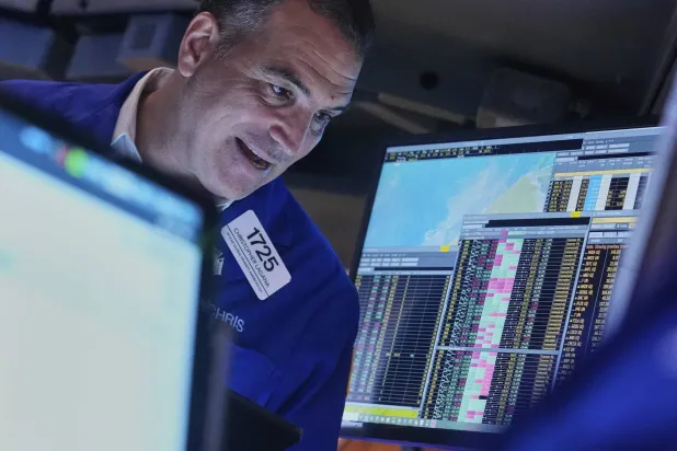 متداول يعمل في بورصة نيويورك (أ.ب)