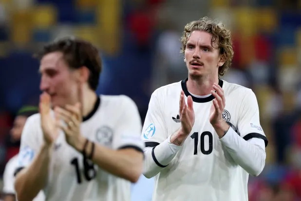 نيك فولتمايد (يمين) مرشح للانتقال إلى بايرن ميونيخ (د.ب.أ)