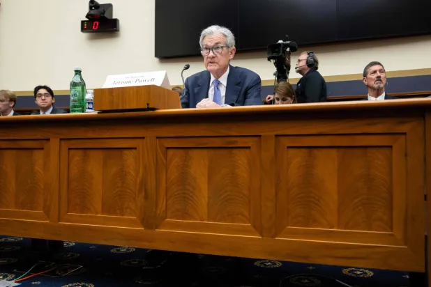 باول يدلي بشهادته أمام لجنة الخدمات المالية في مجلس النواب الأميركي (أ.ف.ب)