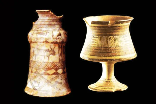 إناءان من محفوظات متحف البحرين الوطني في المنامة