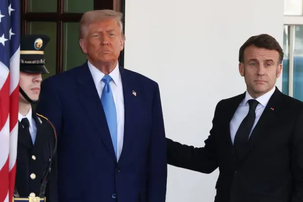 خلال لقاء سابق بين الرئيس الفرنسي إيمانويل ماكرون والرئيس الأميركي دونالد ترمب (رويترز)