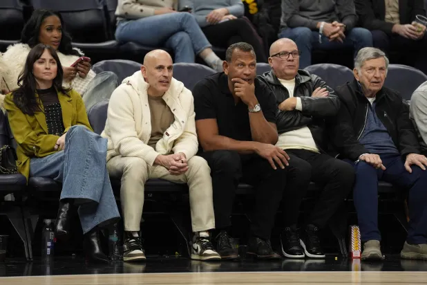 مارك لوري وأليكس رودريغيز مالكا الأقلية في فريق مينيسوتا تمبروولفز خلال إحدى المباريات (أ.ب)