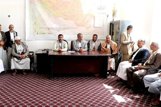 قيادات حوثية اجتمعت لاحتواء غضب سكان مديرية عنس وإغرائهم بمشروعات تنموية (إعلام حوثي)
