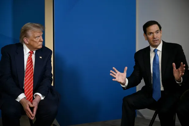 وزير الخارجية الأميركي ماركو روبيو (يمين) يتحدث بجوار الرئيس دونالد ترمب خلال اجتماع في لاهاي (رويترز)