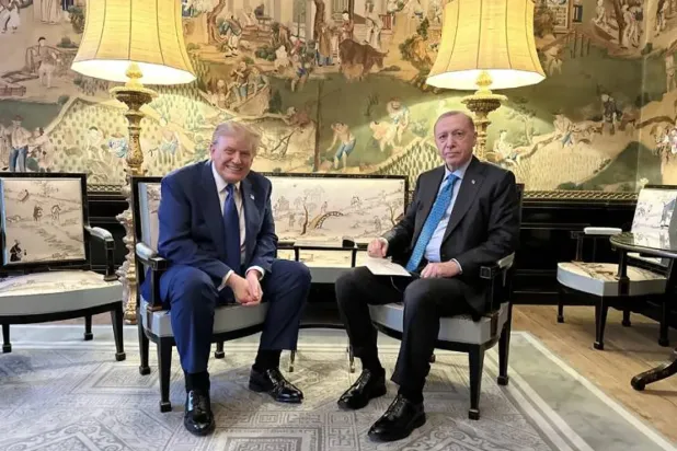 Cumhurbaşkanı Recep Tayyip Erdoğan ile ABD Başkanı Donald Trump'ın Lahey'deki NATO zirvesi çerçevesinde gerçekleştirdikleri görüşmeden (Türkiye Cumhurbaşkanlığı)