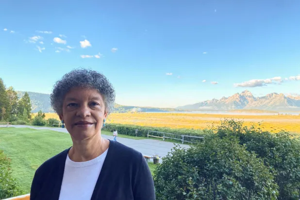 رئيسة الاحتياطي الفيدرالي في بوسطن سوزان كولينز خلف فندق جاكسون ليك لودج في جاكسون هول (أرشيفية - رويترز)