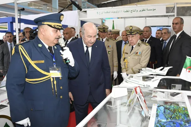 الرئيس تبون مع قائد الجيش خلال زيارة جناح وزارة الدفاع بمعرض الجزائر الدولي (وزارة الدفاع)