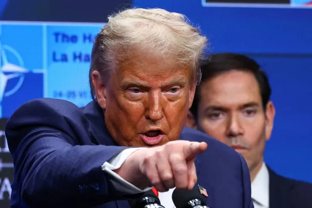 ترمب خلال ردّه على أسئلة الصحافيين في لاهاي الأربعاء (رويترز)