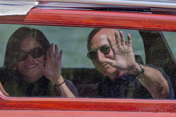 مؤسس «أمازون» الملياردير جيف بيزوس ولورين سانشيز يصلان بالقارب إلى فندق في البندقية بإيطاليا (أ.ب)