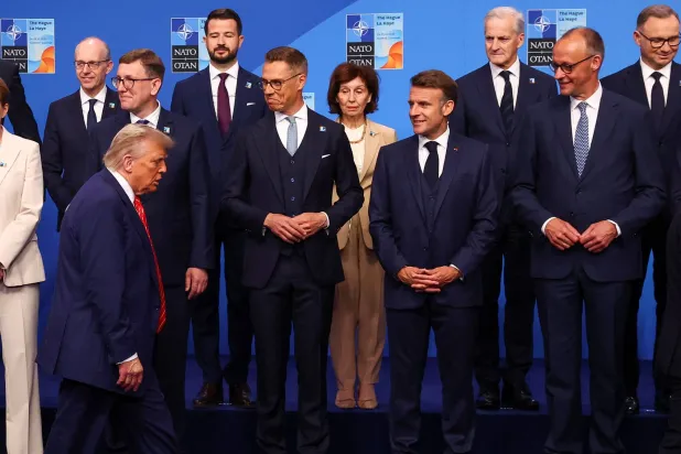 الرئيس الأميركي لدى وصوله لالتقاط الصورة الجماعية لقادة دول "الناتو" في بروكسل أمس (رويترز)