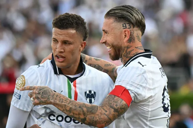 احتفالية راموس ونيلسون ديوسا بتقدم مونتيري (أ.ف.ب) 