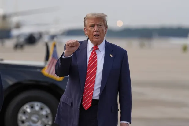 الرئيس الأميركي دونالد ترمب يسير بعد ترجله من الطائرة الرئاسية (أ.ب)