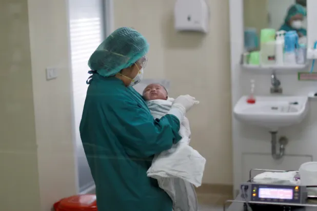 حمى الجفاف تعني ارتفاع درجة حرارة الجسم لدى حديثي الولادة نتيجةً لقلة تناول السوائل (رويترز)