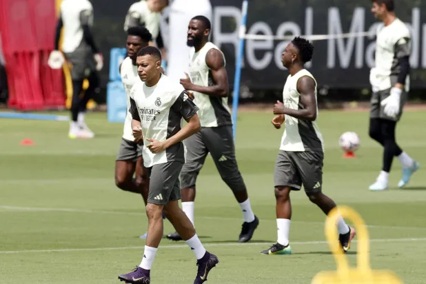 مبابي يشارك في التدريبات لكنه لم يجهز بعد (رويترز)