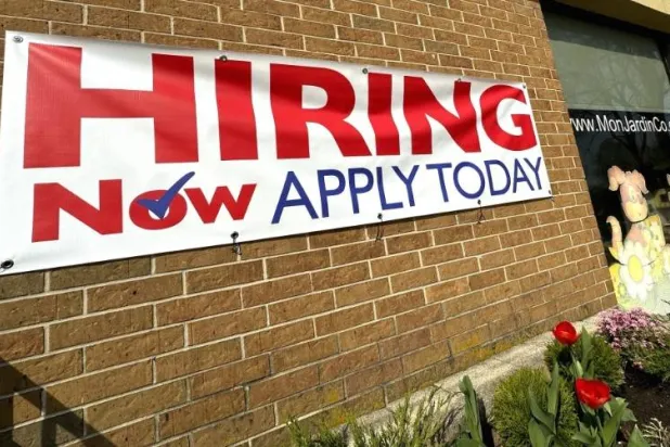 لافتة توظيف في «ريفر وودز» بولاية إلينوي (أ.ب)