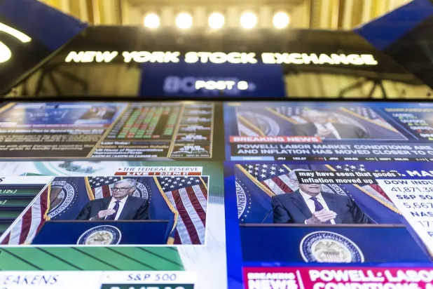شاشات تعرض المؤتمر الصحافي لرئيس «الاحتياطي الفيدرالي» بعد قرار لجنة السياسة النقدية (أرشيفية - رويترز)
