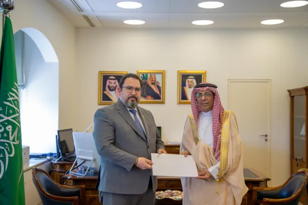 الدكتور عبد الرحمن الرسي وكيل وزارة الخارجية للشؤون الدولية المتعددة يتسلم الرسالة من سفير جمهورية فنزويلا البوليفارية (واس)