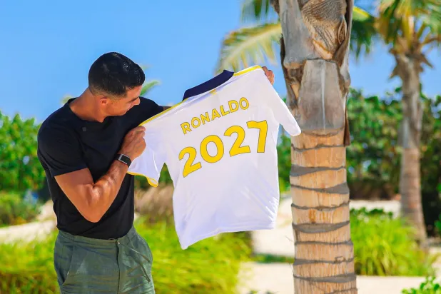 رونالدو حاملاً قميص النصر الذي مدد له حتى 2027 (نادي النصر)