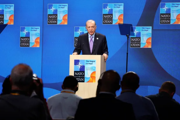 إردوغان متحدثاً خلال مؤتمر صحافي على هامش قمة الناتو في لاهاي (الرئاسة التركية)
