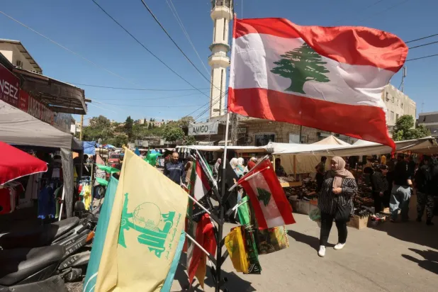 Lübnan, Filistin ve Hizbullah bayrakları, son İsrail savaşında ağır hasar gören Nebatiye pazarında, eyaletteki belediye seçimlerinin arifesinde göndere çekildi (Reuters)
