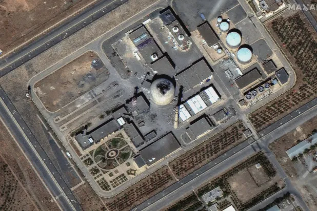 MAXAR uydusundan  İsrail bombardımanından sonra İran'daki Arak reaktörü (AP)