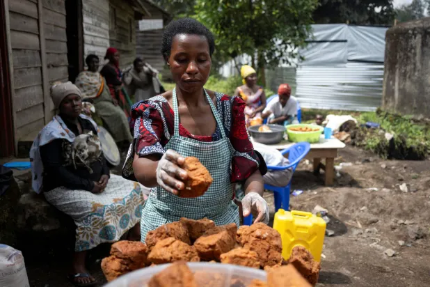 سيدات يقمن بإعداد وجبات في إطار برنامج أممي للمساعدات الإنسانية بجمهورية الكونغو الديمقراطية (رويترز)