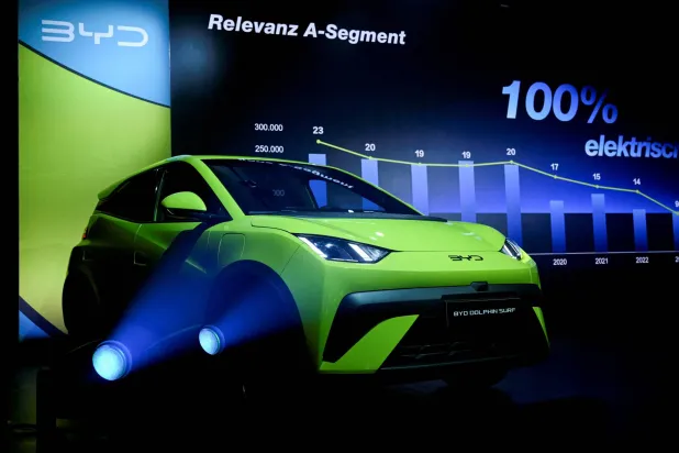 سيارة «بي واي دي» من طراز «دولفين» الجديدة خلال عرضها في العاصمة الألمانية برلين (رويترز)