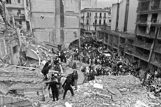 عناصر من الشرطة يبحثون عن ضحايا بعد انفجار عام 1994 بمركز يهودي في بوينس آيرس (أ.ف.ب)