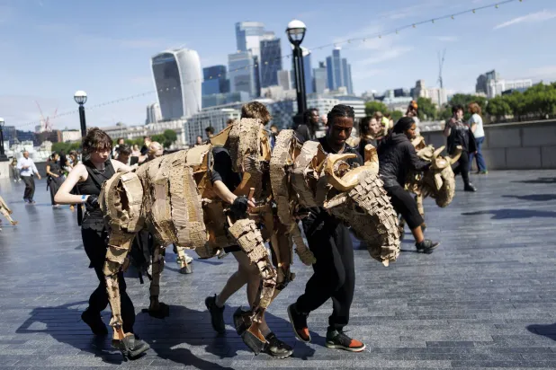 جسدٌ من ورق وقلب من احتجاج (إ.ب.أ)