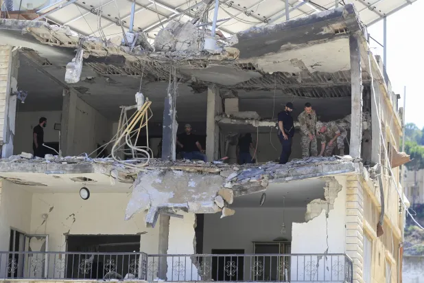 جنود من الجيش اللبناني يتفقدون منزلاً مدمراً تعرض لقصف إسرائيلي في النبطية جنوب لبنان (أ.ب)