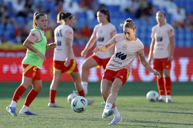 سيدات إسبانيا خلال استعداداتهن للبطولة (رويترز)