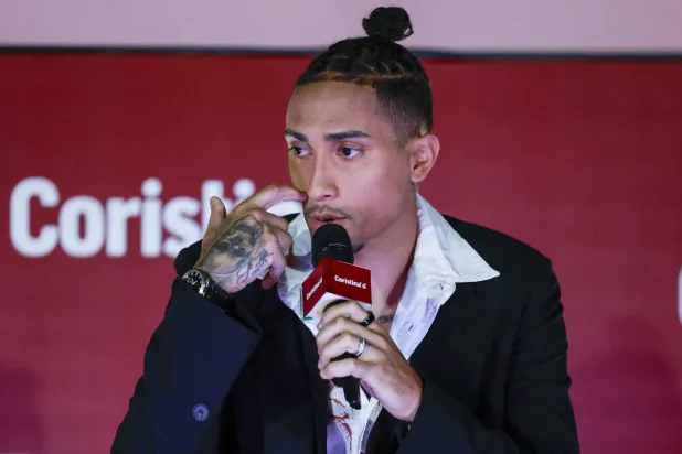 رافينيا يتحدث خلال فعاليه رياضية في ساو باولو (إ.ب.أ)