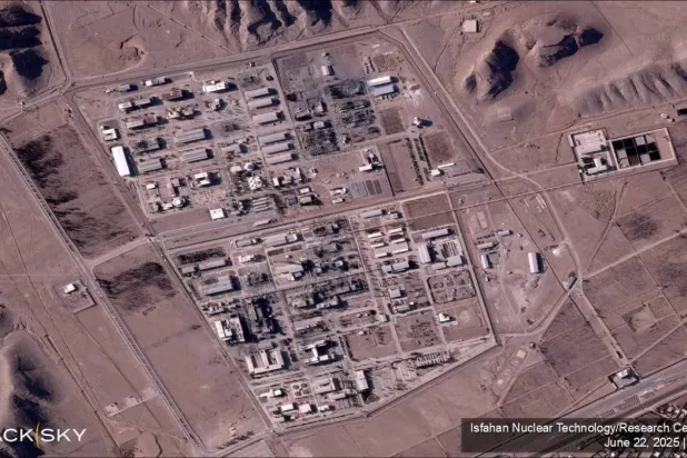 صورة ملتقطة عبر الأقمار الاصطناعية لمبانٍ مُدمّرة في مركز أصفهان للتكنولوجيا النووية بعد استهدافه بغاراتٍ أميركية (رويترز)