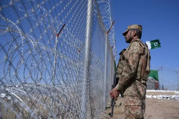 Pakistanlı bir asker, Güney Waziristan'ın Anjur Ada bölgesinde Afganistan'ın Paktika eyaleti ile sınırındaki nöbet tutuyor (Arşiv- AFP)