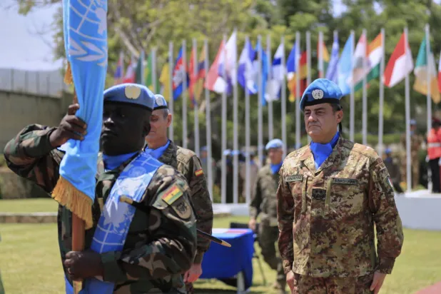 الجنرال الإيطالي ديوداتو أبانيارا في احتفال تسلمه قيادة «اليونيفيل» بمقرها العام في بلدة الناقورة (أ.ب)