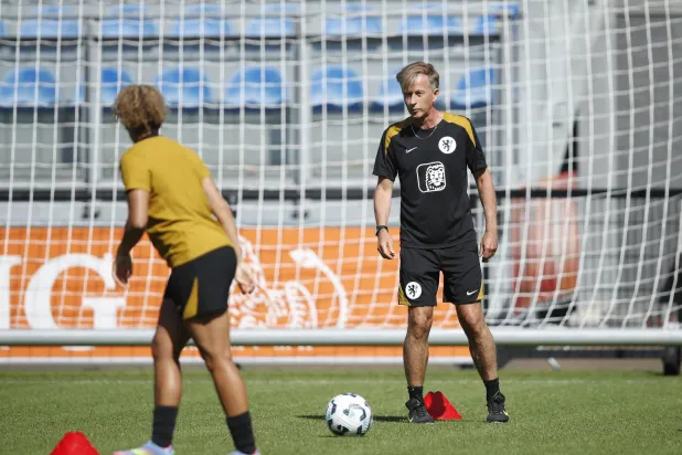 أندريس يونكر مدرب منتخب هولندا للسيدات (إ.ب.أ)