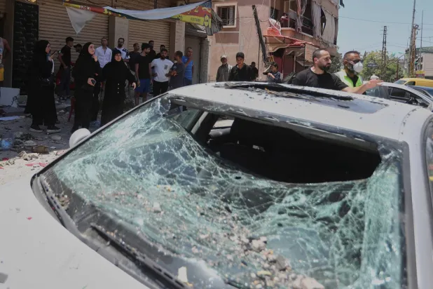 سيارة متضررة في القصف الذي استهدف مدينة النبطية الجنوبية 27 يونيو 2025 (أ.ب)