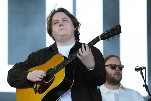 الجمهور احتضنه بالصوت والدموع (إ.ب.أ)