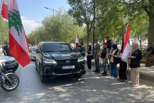 عناصر من قوى الأمن تقيم حاجز محبة في عيدها الأسبوع الماضي ببيروت (قوى الأمن)