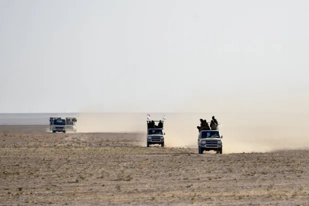 قوة من «الحشد الشعبي» تجري دورية في صحراء جنوب الموصل في سبتمبر 2024 (أ.ف.ب)